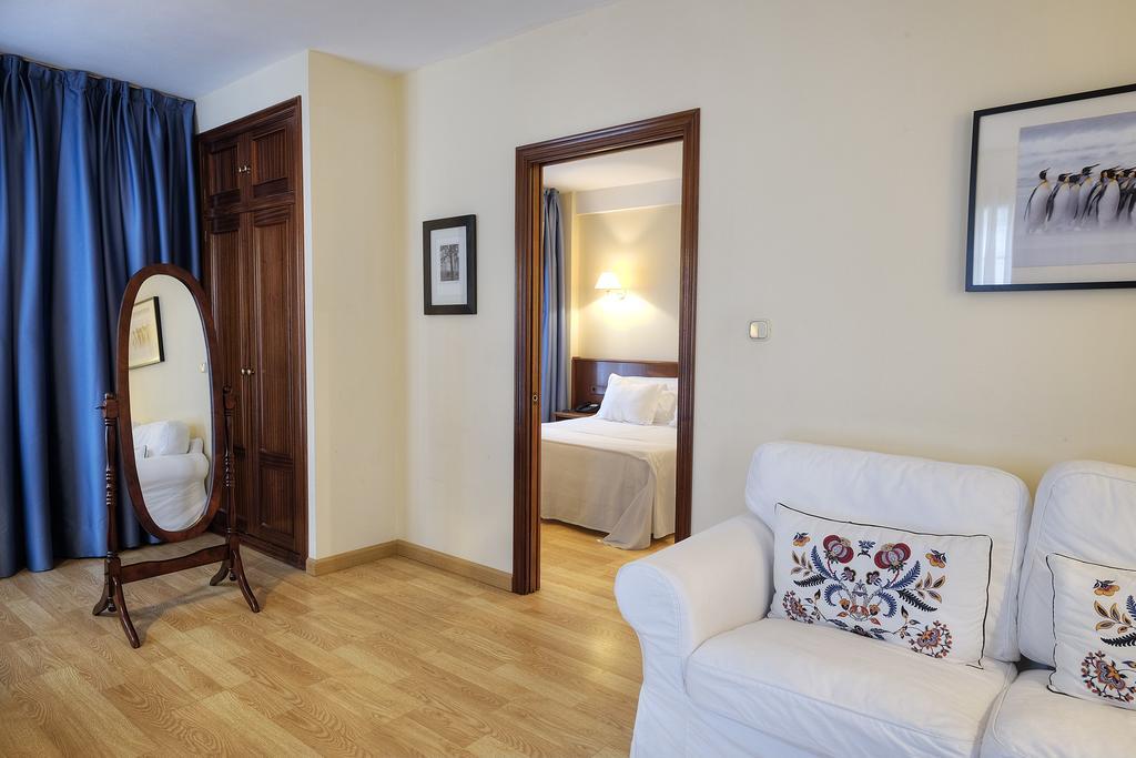 Hotel Y Apartamentos Arias Navia Exteriör bild