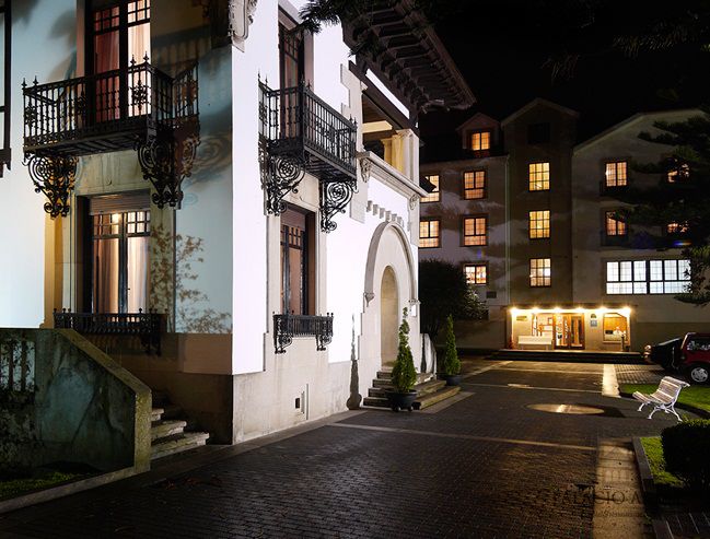 Hotel Y Apartamentos Arias Navia Exteriör bild