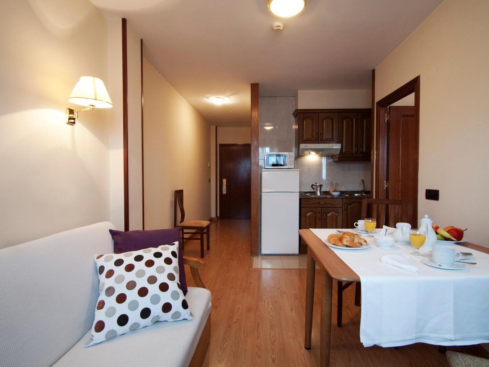 Hotel Y Apartamentos Arias Navia Exteriör bild