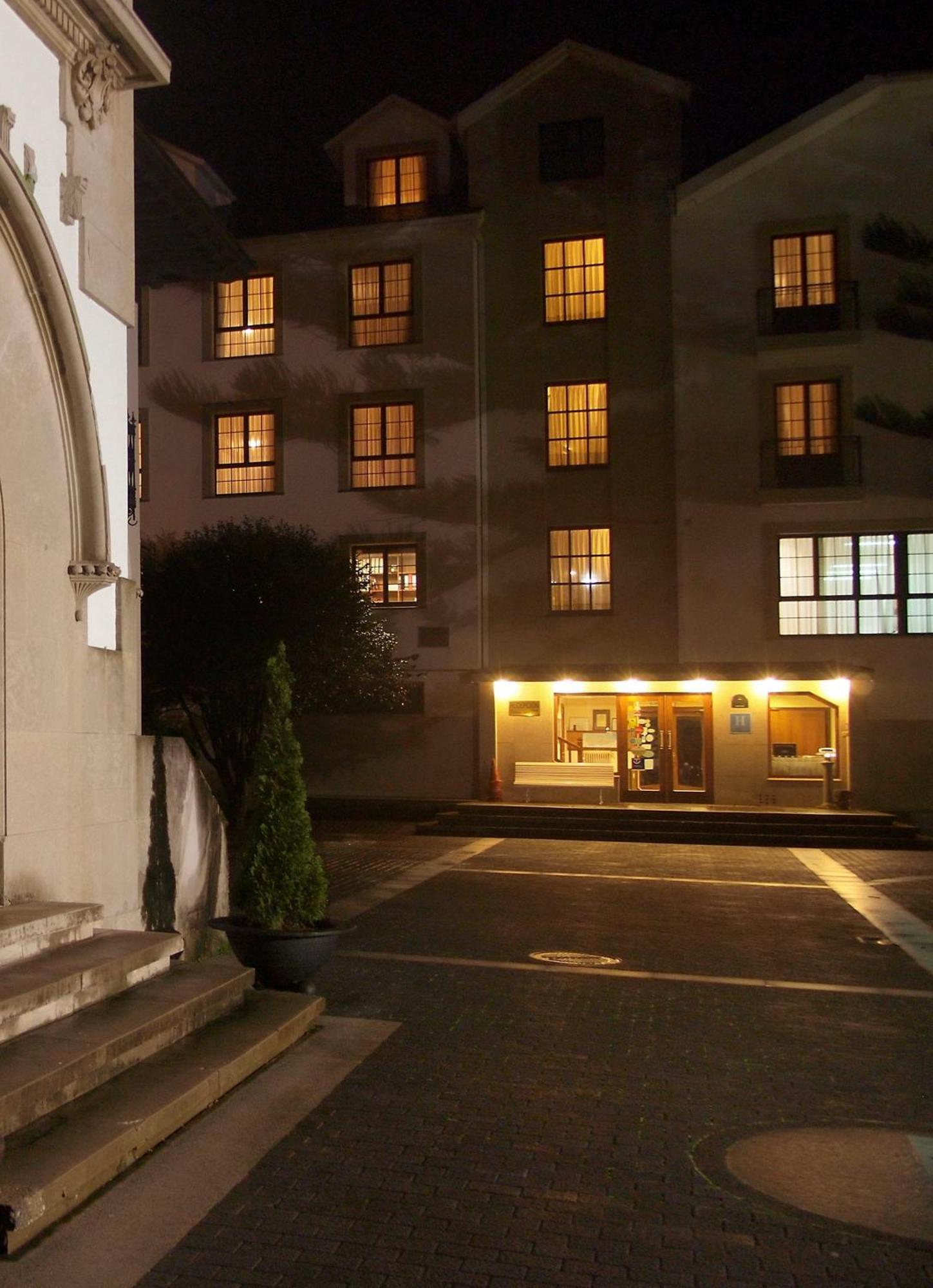 Hotel Y Apartamentos Arias Navia Exteriör bild