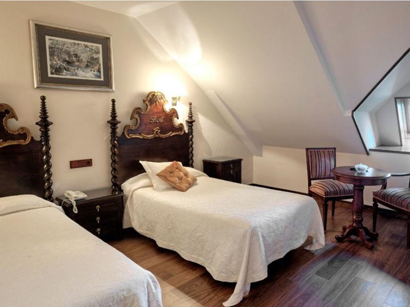 Hotel Y Apartamentos Arias Navia Rum bild