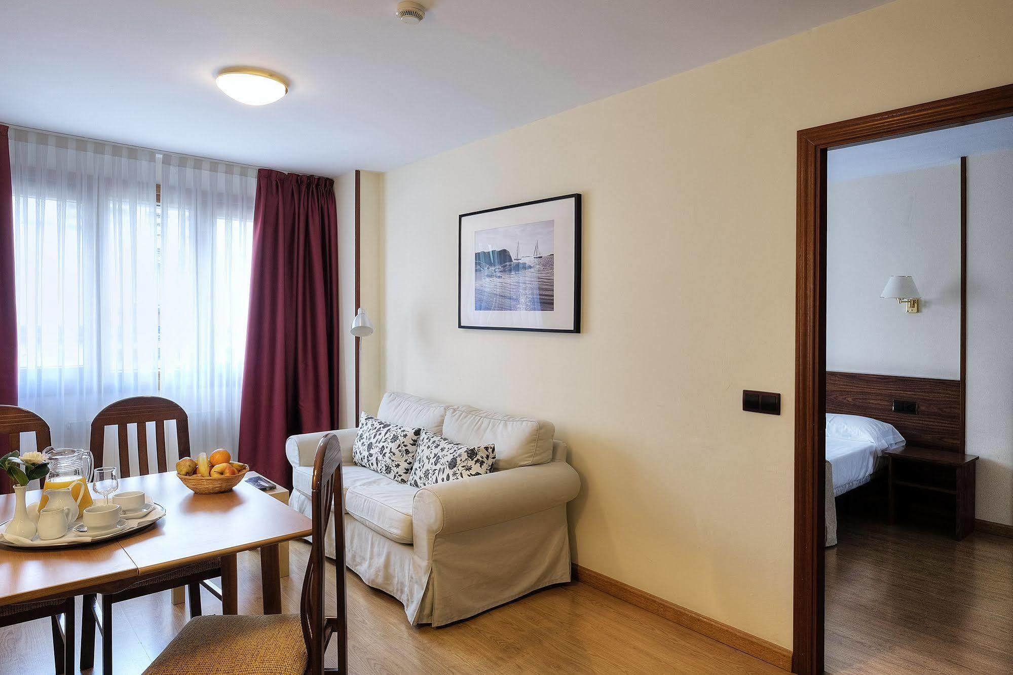 Hotel Y Apartamentos Arias Navia Exteriör bild