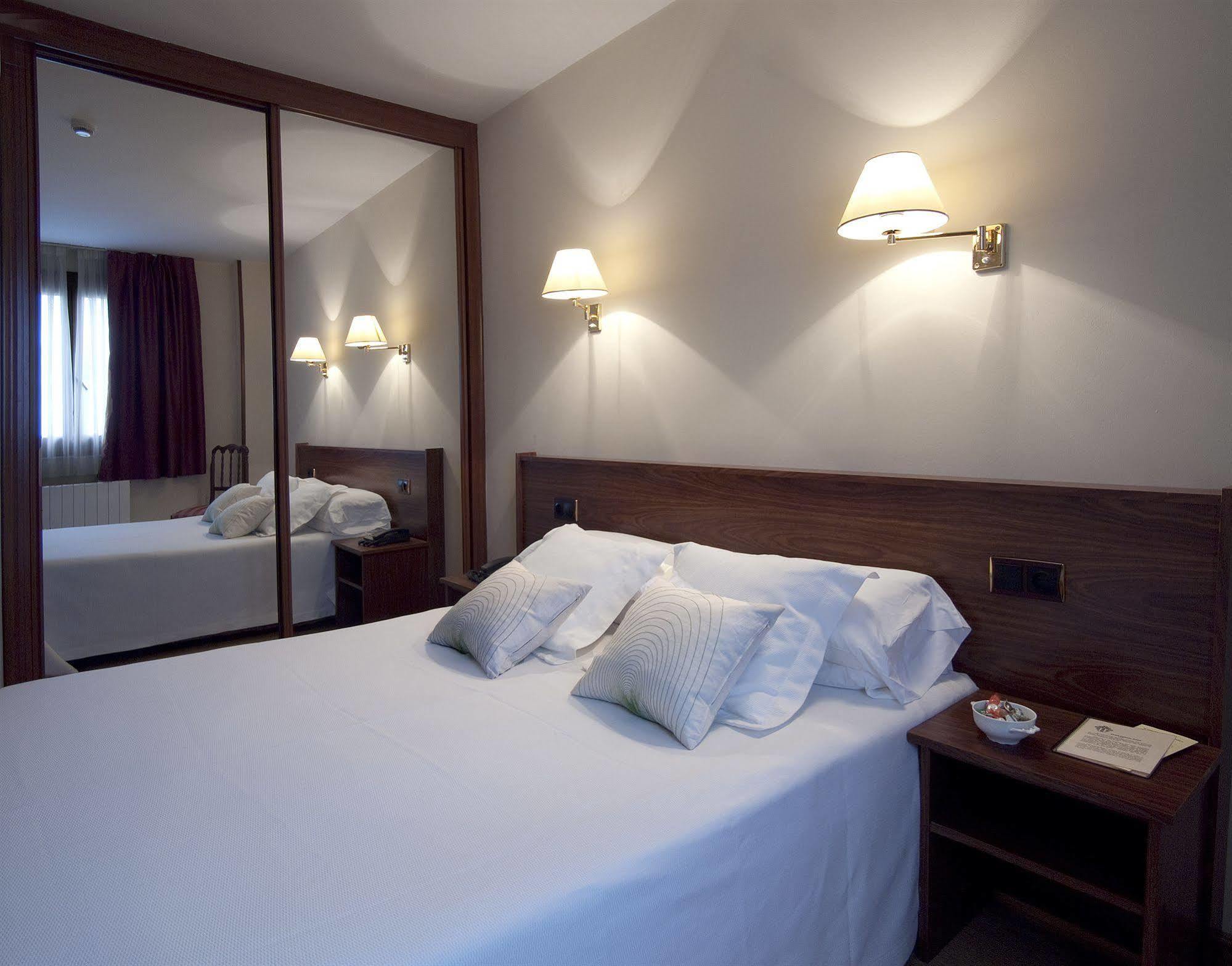 Hotel Y Apartamentos Arias Navia Rum bild