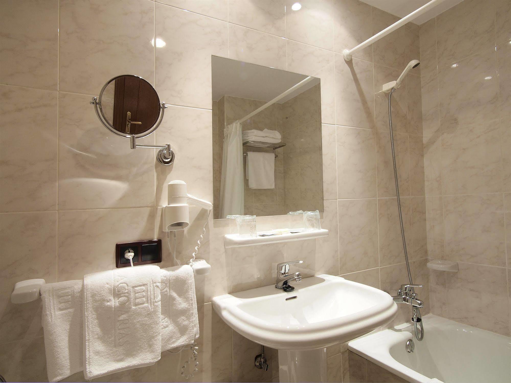 Hotel Y Apartamentos Arias Navia Rum bild